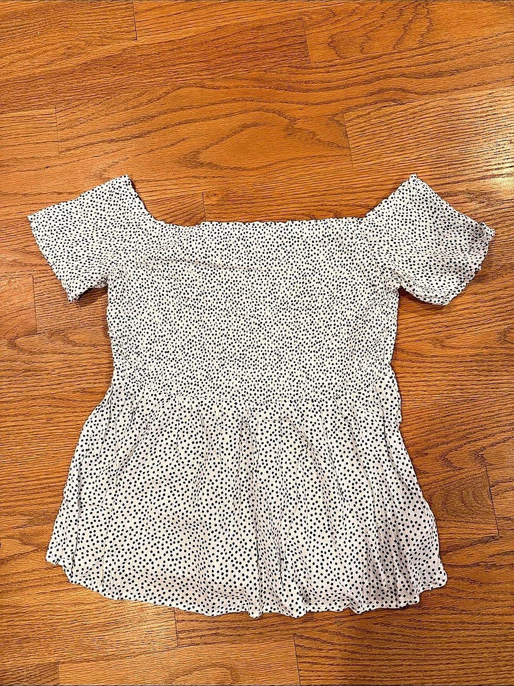 Old Navy Polka Dot Short Sleeve Blouse in White & Blue Size Medium
